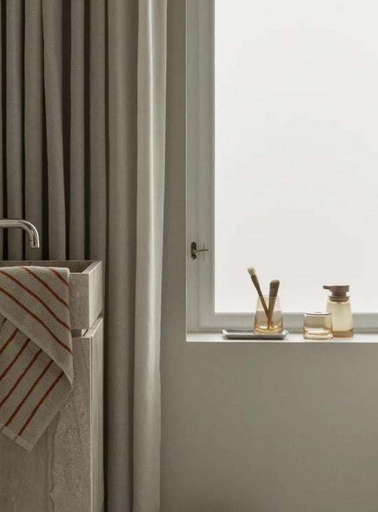 Distributeur de savon Ava de Blomus, un accessoire en verre au design épuré pour une salle de bain élégante. sable
