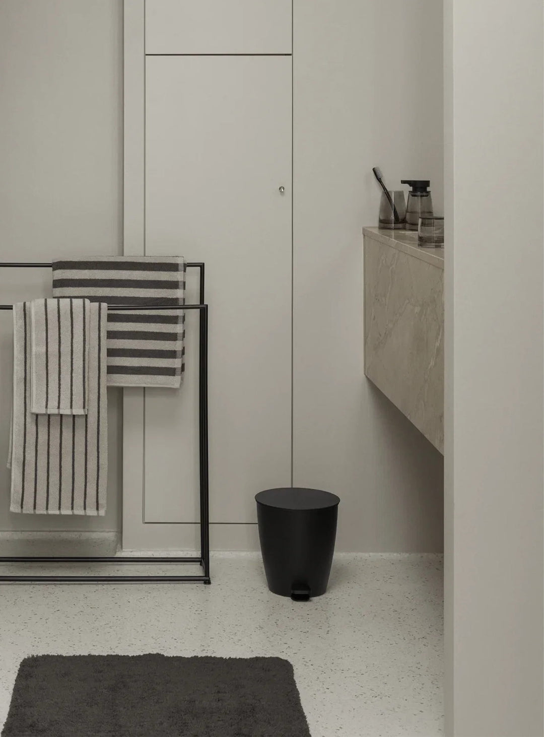 Découvrez le distributeur de savon Ava de Blomus, un élégant accessoire en verre disponible en trois coloris. noir