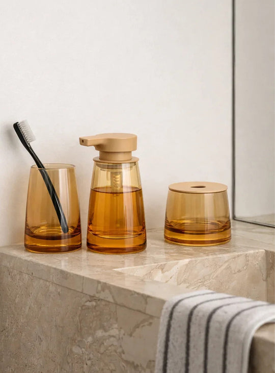 Boîte de rangement Ava de Blomus en verre soufflé bouche, idéale pour organiser vos petits accessoires de salle de bain. sable