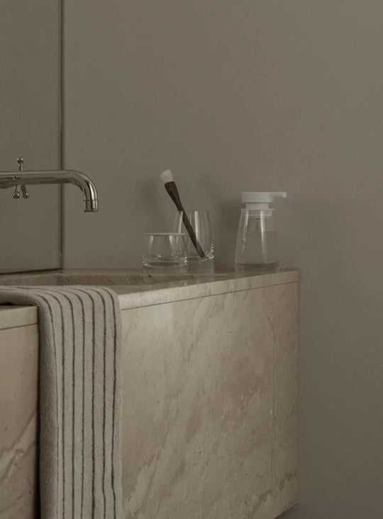 Gobelet à brosse à dents Ava de Blomus, un accessoire élégant en verre pour organiser votre plan de toilette. blanc