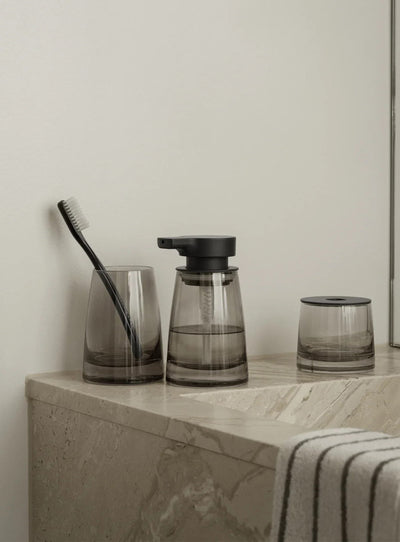 Gobelet à brosse à dents Ava de Blomus en verre soufflé bouche, disponible en blanc, noir ou sable. noir