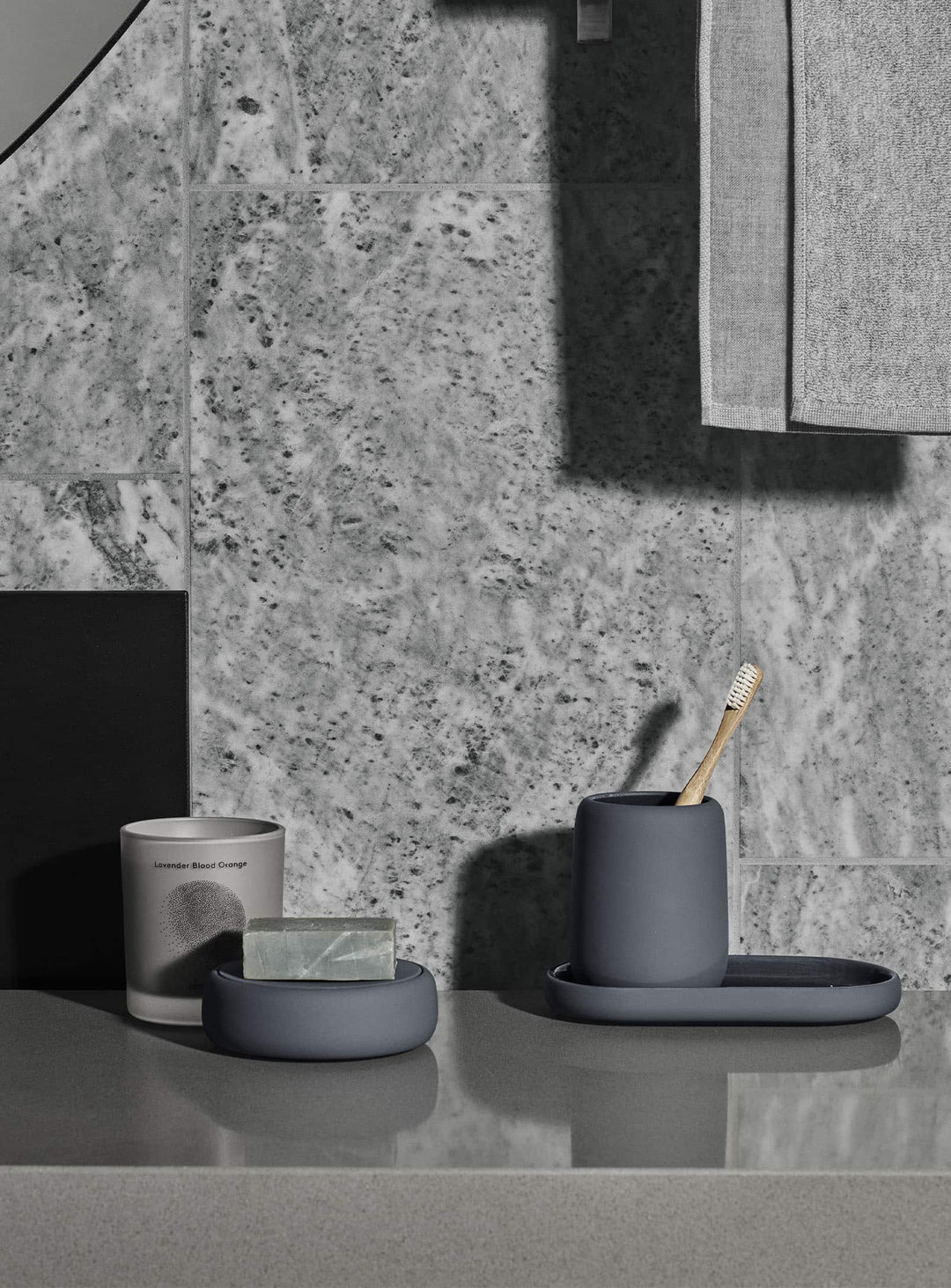 Gobelet SONO blomus : idéal pour une ou deux brosses à dents. Charbon.