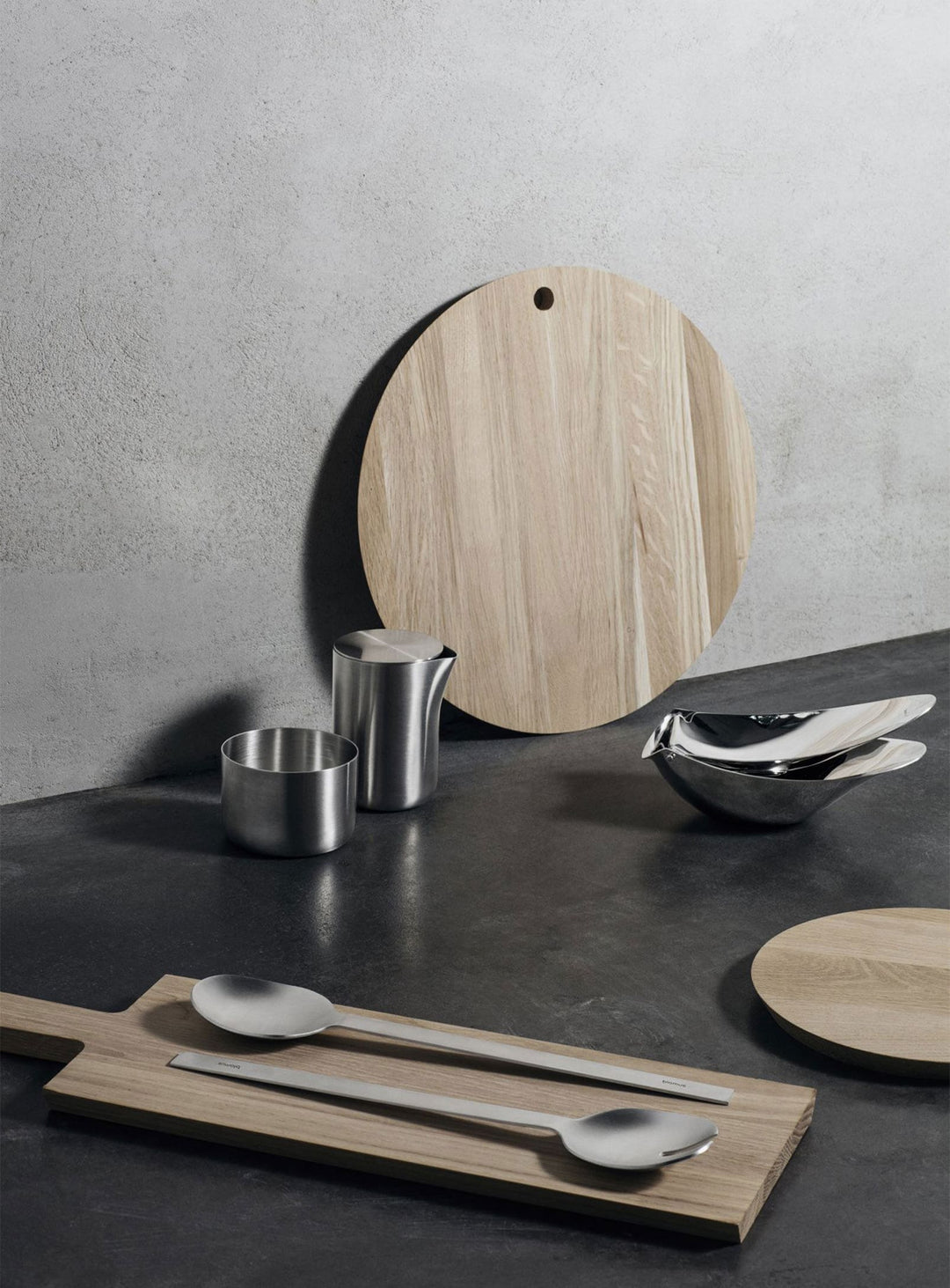 Planche à découper Blomus Borda en chêne massif, robuste et élégante. moyenne, ronde