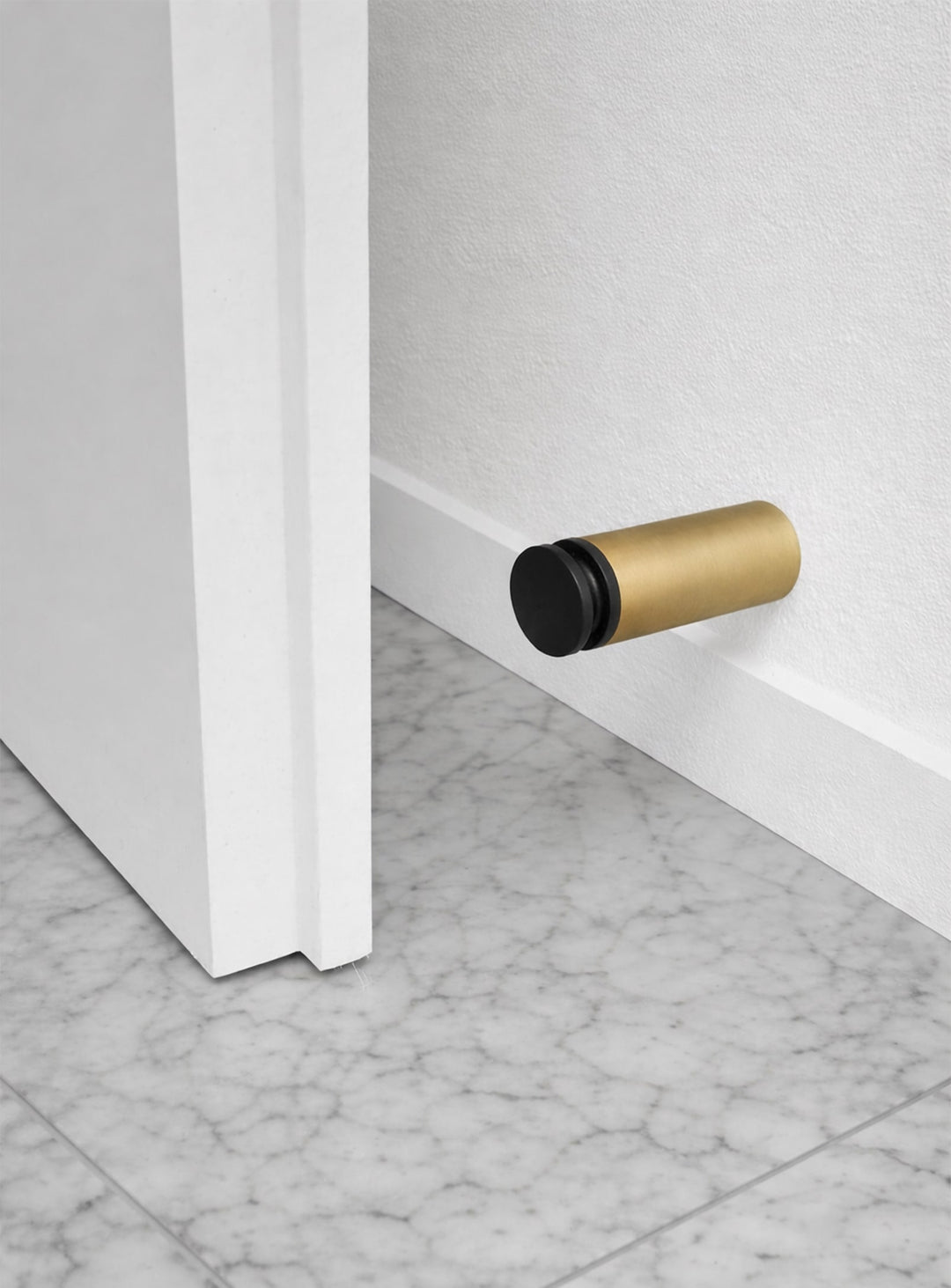 Entra de Blomus, butoir mural pour éviter d'abimer vos murs. Laiton