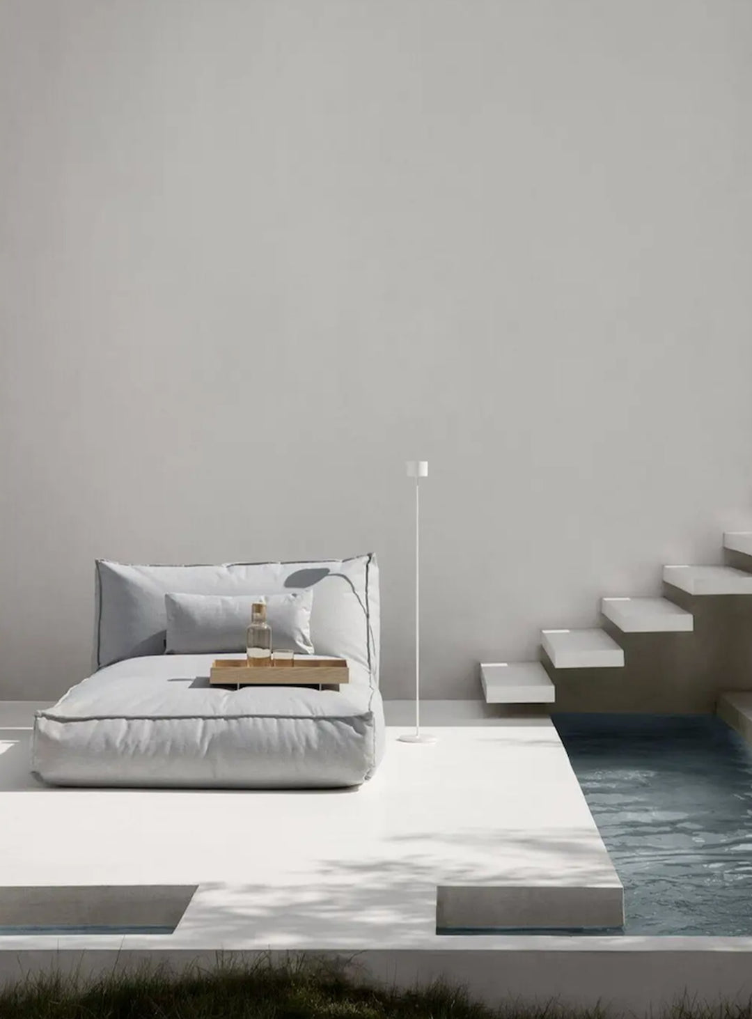 Lampe sur pied Blomus Farol, design en aluminium inspiré des phares européens. blanc