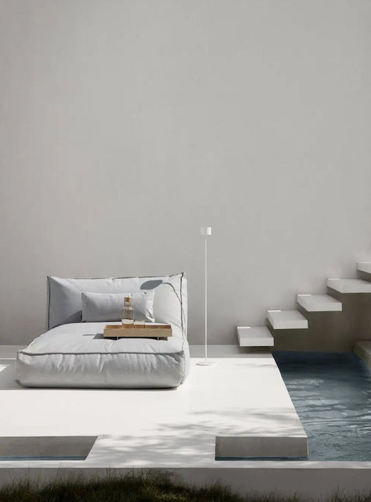 Lampe sur pied Blomus Farol, design en aluminium inspiré des phares européens. blanc