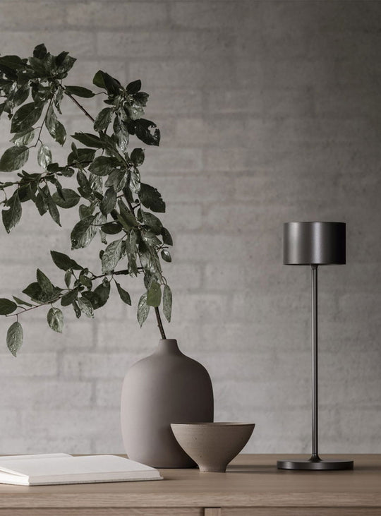 Lampe de table Blomus Farol, design en aluminium inspiré des phares européens. gris métallisé