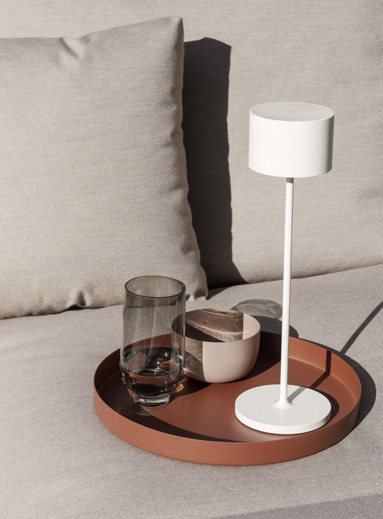 Lampe de table Blomus Farol, LED rechargeable au design élégant et mobile. blanc
