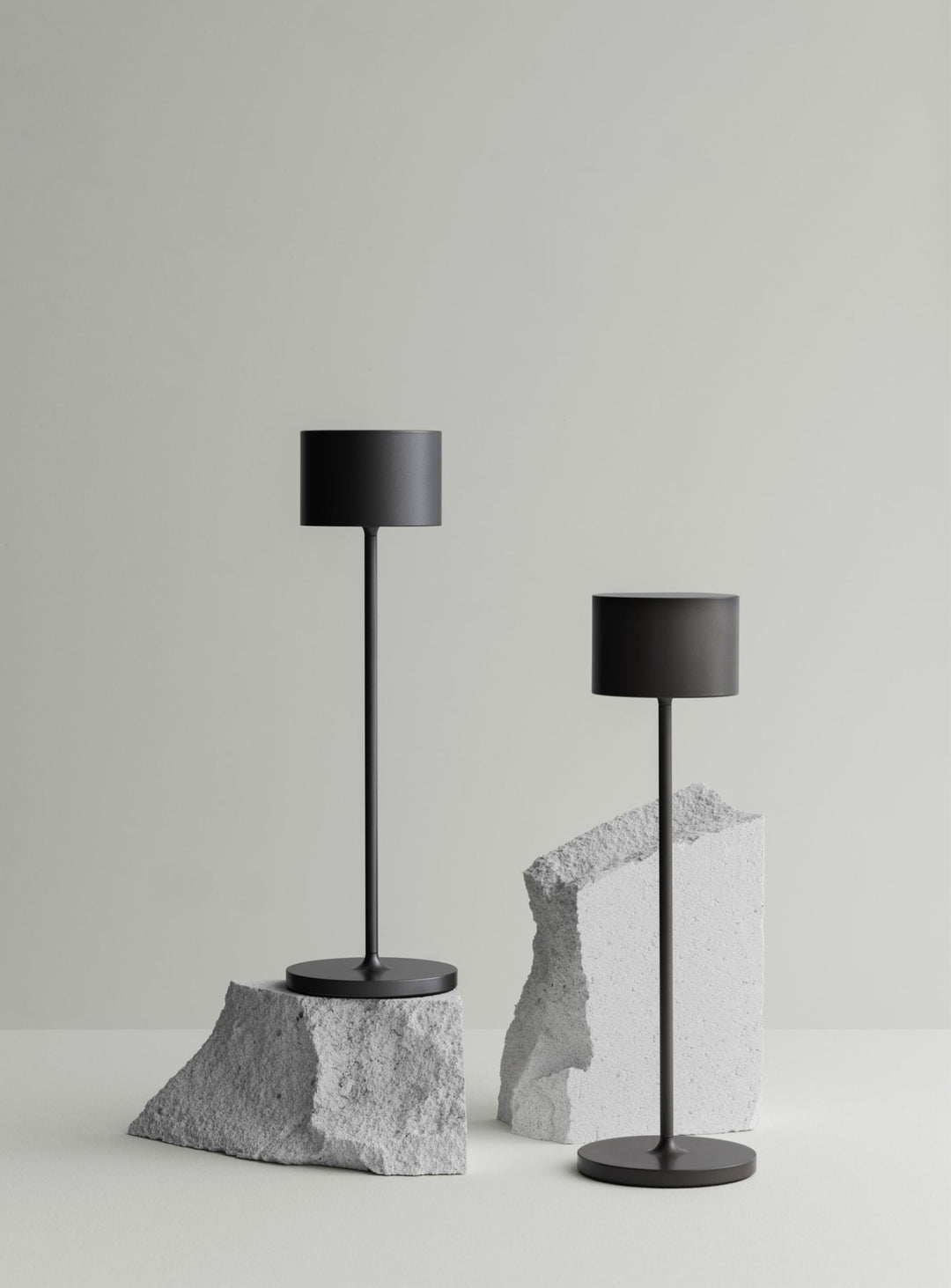 Lampe de table Blomus Farol, 115 lumens et autonomie jusqu’à 40 heures. gris métallisé