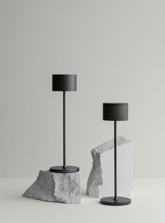 Lampe de table Blomus Farol, 115 lumens et autonomie jusqu’à 40 heures. gris métallisé