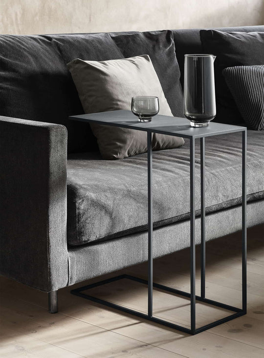 Table d’appoint Fera de Blomus : design minimaliste et ultra fonctionnel. Gris.