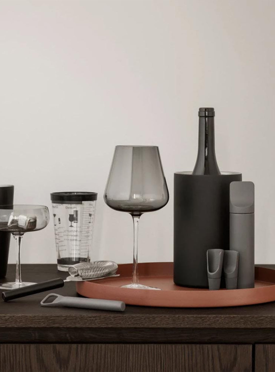 Ensemble d’accessoires pour le vin Blomus Ilo, inspiré de l’artisanat japonais. charbon