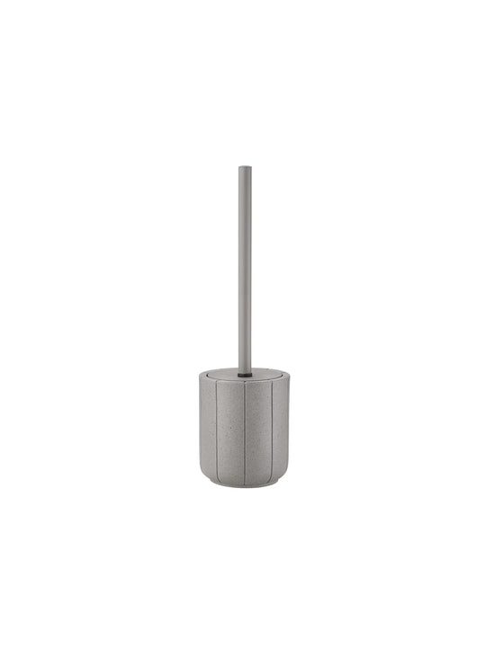 Découvrez la brosse de toilette Kua de Blomus, élégante, durable et fabriquée avec des matières recyclées. gris