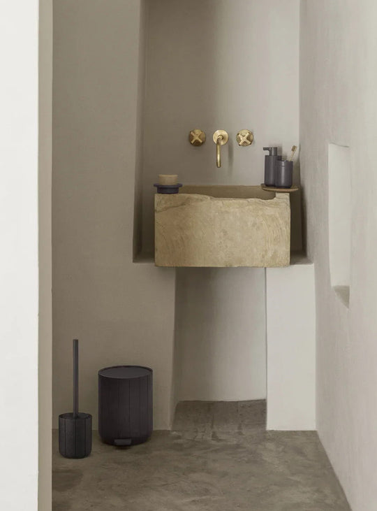 Brosse de toilette Kua de Blomus, un accessoire fonctionnel au style scandinave pour la salle de bain. charbon