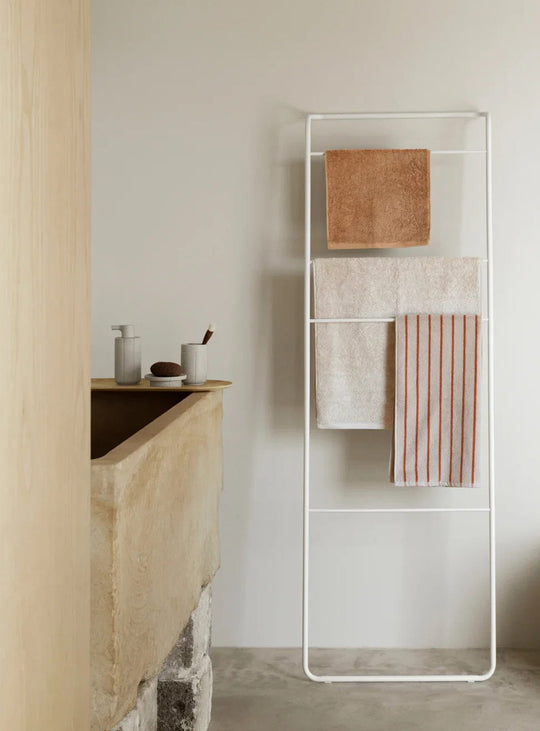 Gobelet à brosses à dents Kua de Blomus en matière recyclée, idéal pour organiser le lavabo avec style.