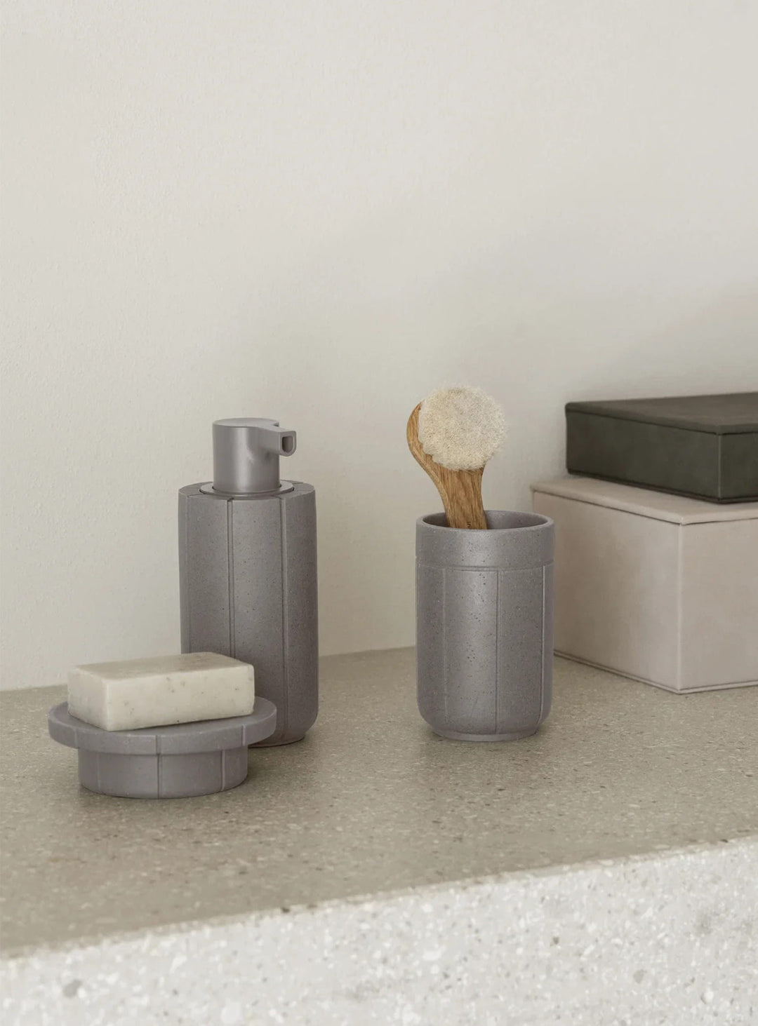 Gobelet à brosses à dents Blomus Kua, compact et pratique avec une élégante texture inspirée de la pierre.