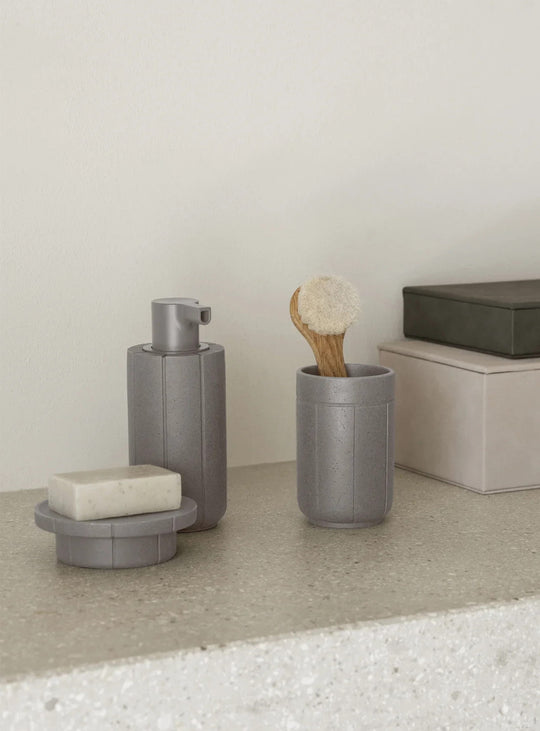 Gobelet à brosses à dents Blomus Kua, compact et pratique avec une élégante texture inspirée de la pierre.