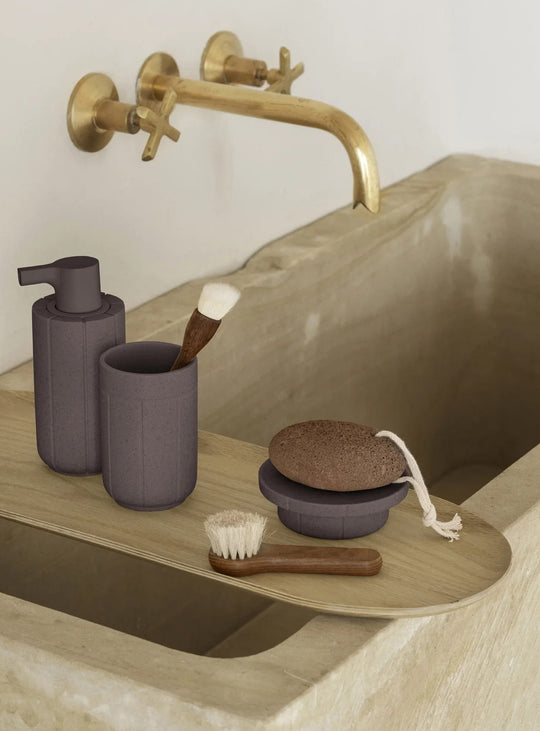 Gobelet à brosses à dents Kua de Blomus au design minéral, fabriqué avec 50 % de matière recyclée.