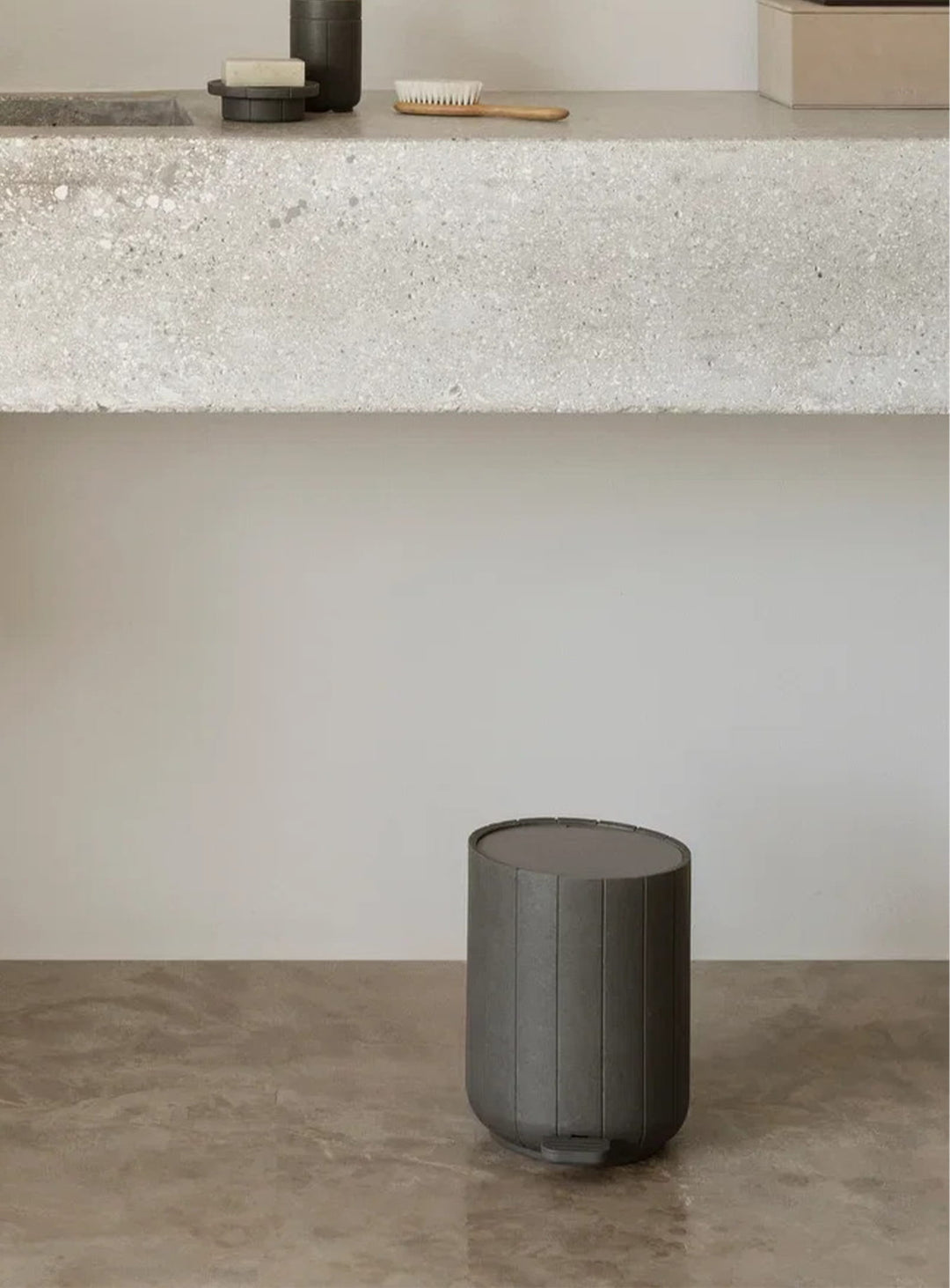 Poubelle à pédale Kua de Blomus de 3 L avec fermeture douce et seau intérieur amovible. charbon