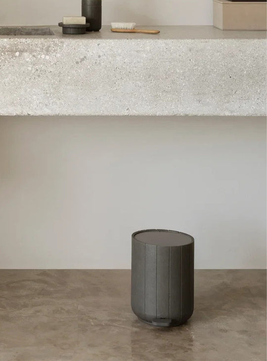Poubelle à pédale Kua de Blomus de 3 L avec fermeture douce et seau intérieur amovible. charbon