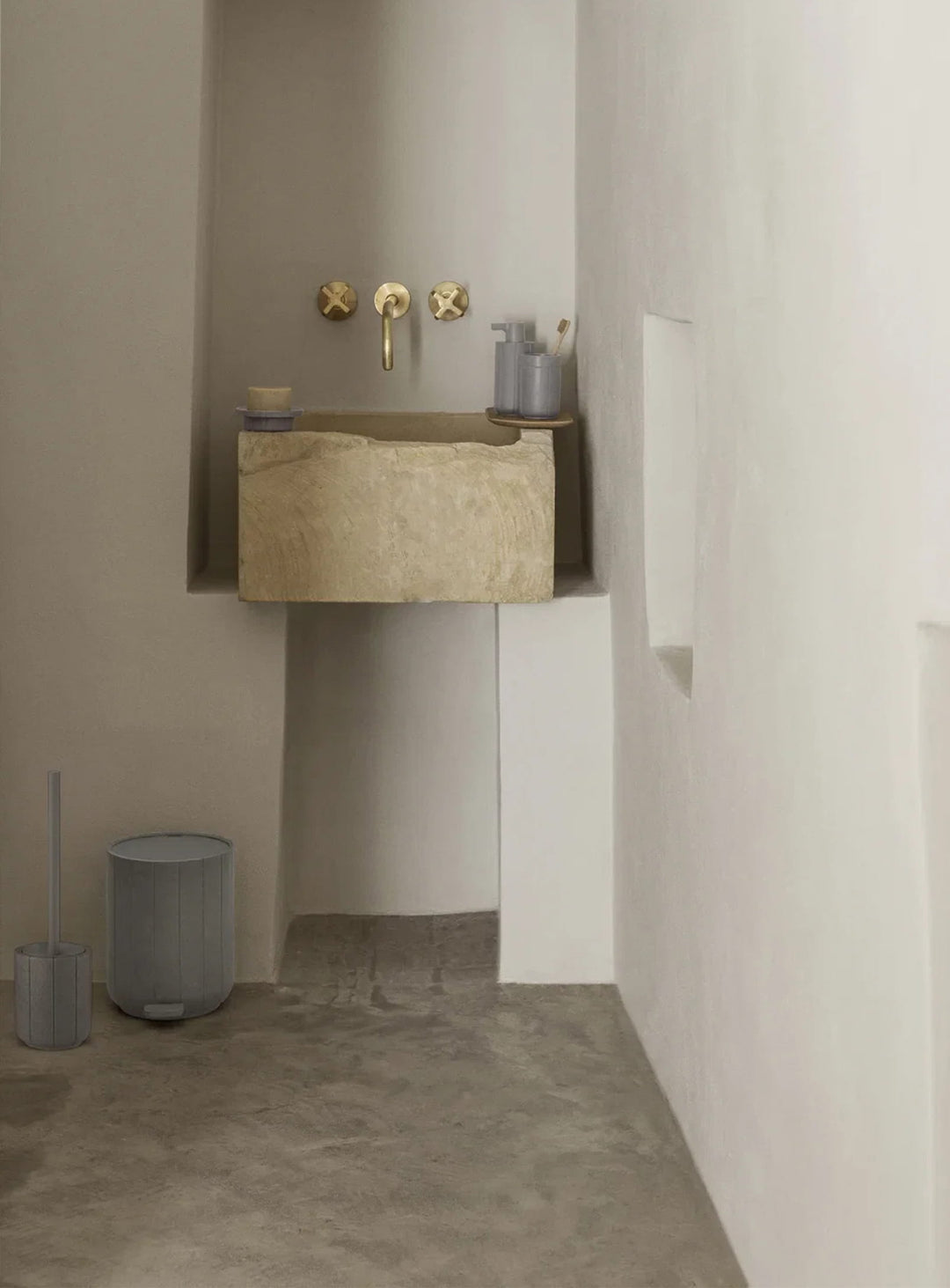 Poubelle à pédale Kua de Blomus au design minimaliste avec ouverture hygiénique et fermeture silencieuse. gris