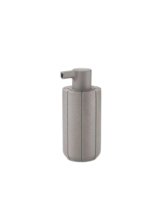 Découvrez le distributeur de savon Kua de Blomus, rechargeable, compact et disponible en quatre couleurs.