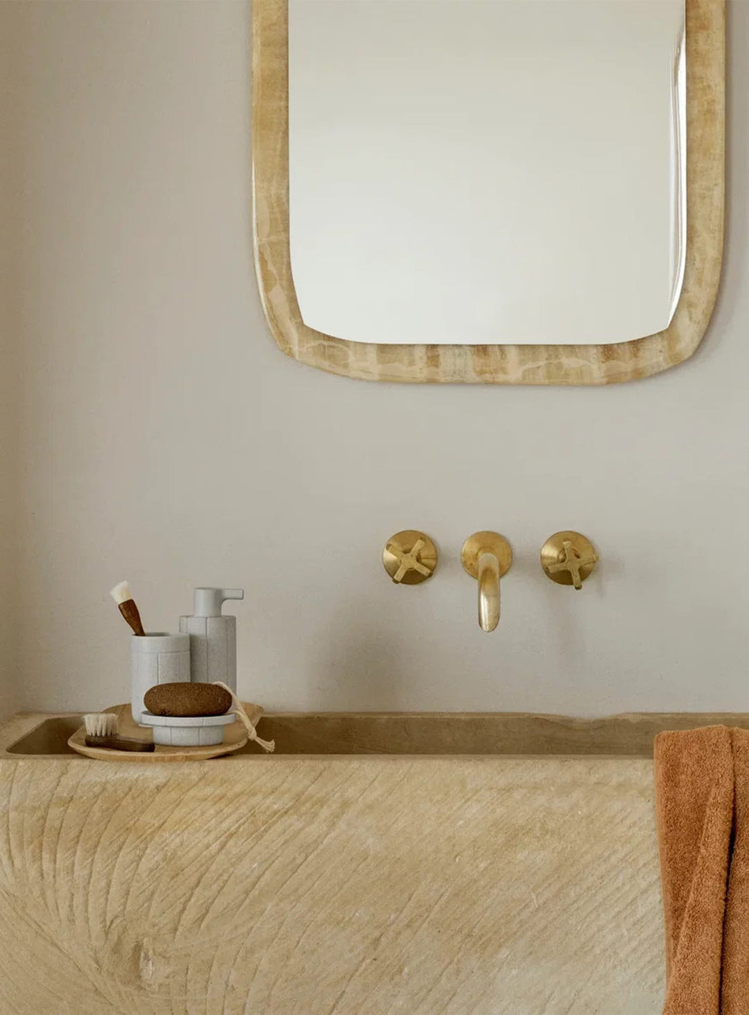 Distributeur de savon Blomus Kua de 300 ml au design minimaliste et à la finition mate texturée.