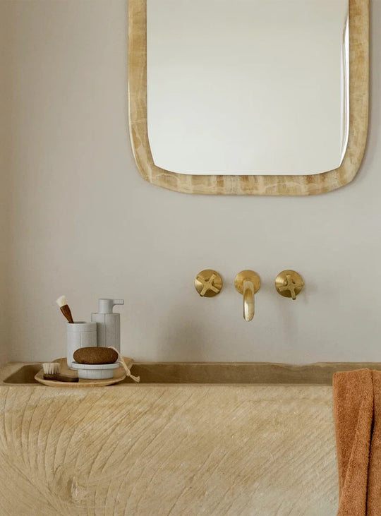 Distributeur de savon Blomus Kua de 300 ml au design minimaliste et à la finition mate texturée.