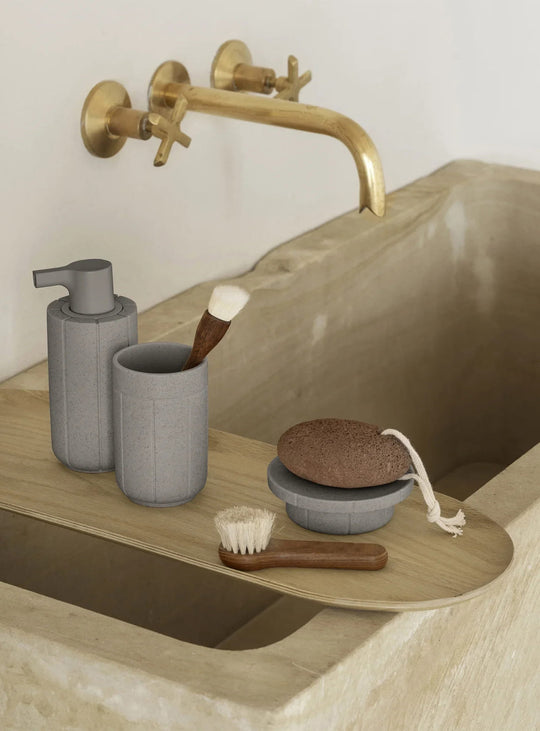 Distributeur de savon Kua de Blomus, un accessoire rechargeable au design doux et contemporain.
