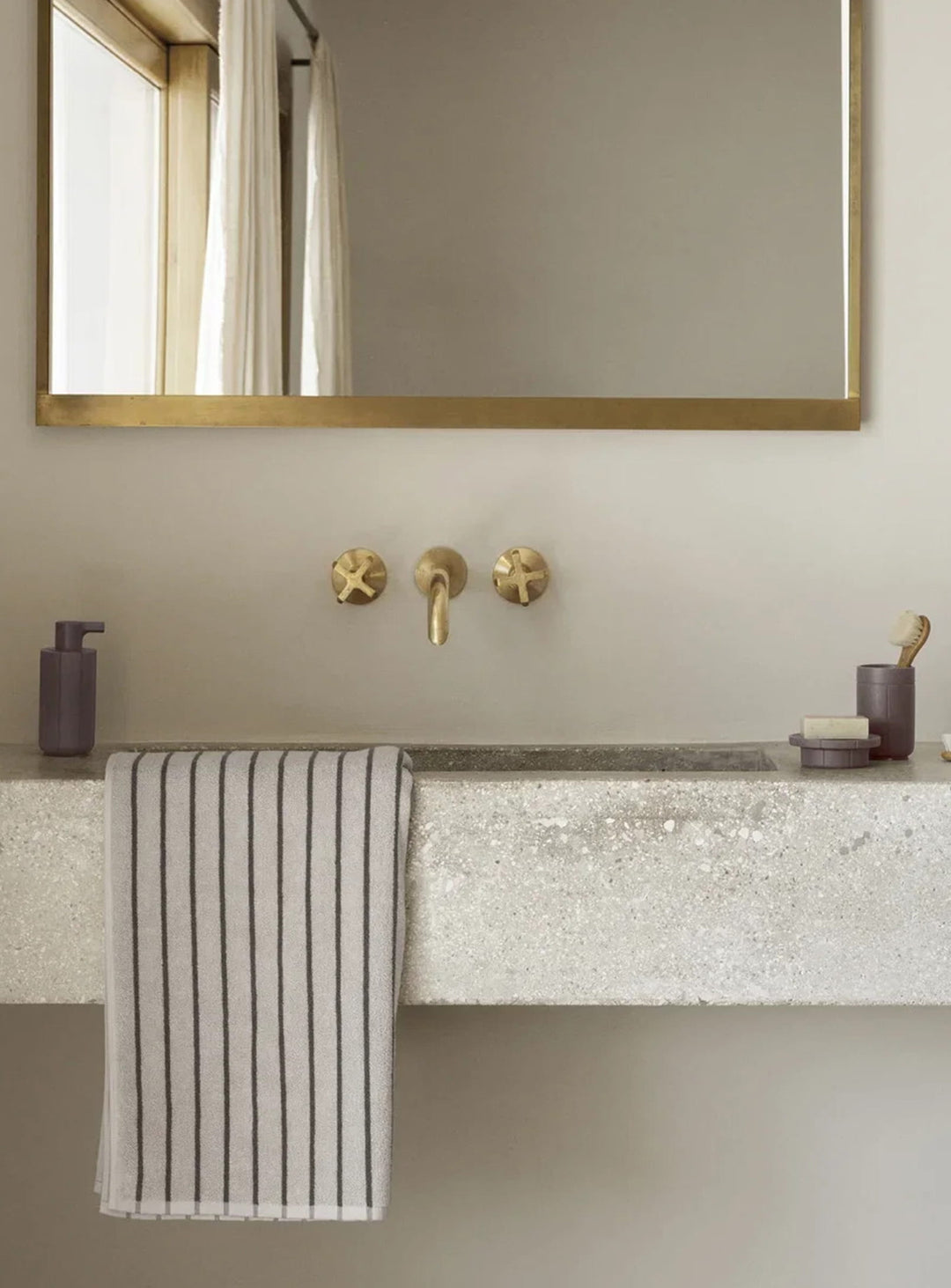Distributeur de savon Blomus Kua, compact et rechargeable, avec une élégante finition d'aspect minéral.