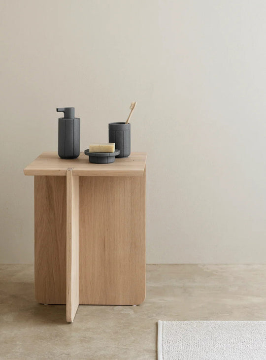 Distributeur de savon Kua de Blomus en matière recyclée, offert en quatre coloris modernes et naturels.