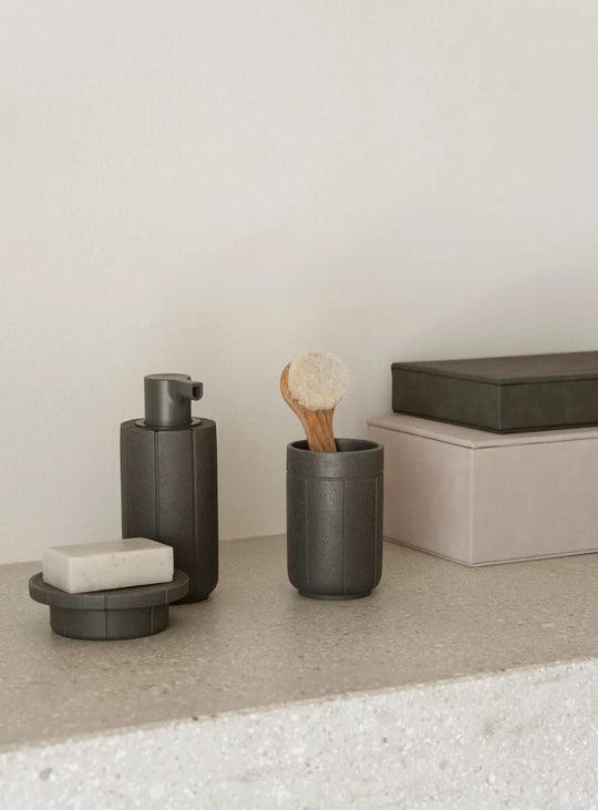 Distributeur de savon Kua de Blomus en polyrésine recyclée, au design minimaliste et à l'aspect minéral.