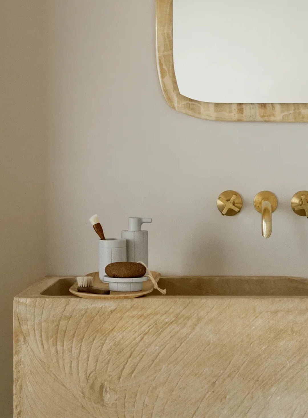 Porte-savon Kua de Blomus au design épuré signé Anton Björsing, avec une finition d'aspect minéral. gris