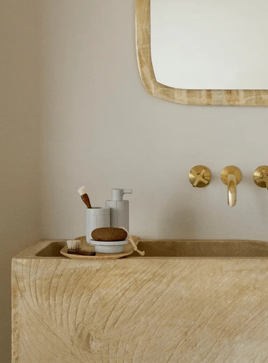 Porte-savon Kua de Blomus au design épuré signé Anton Björsing, avec une finition d'aspect minéral. gris