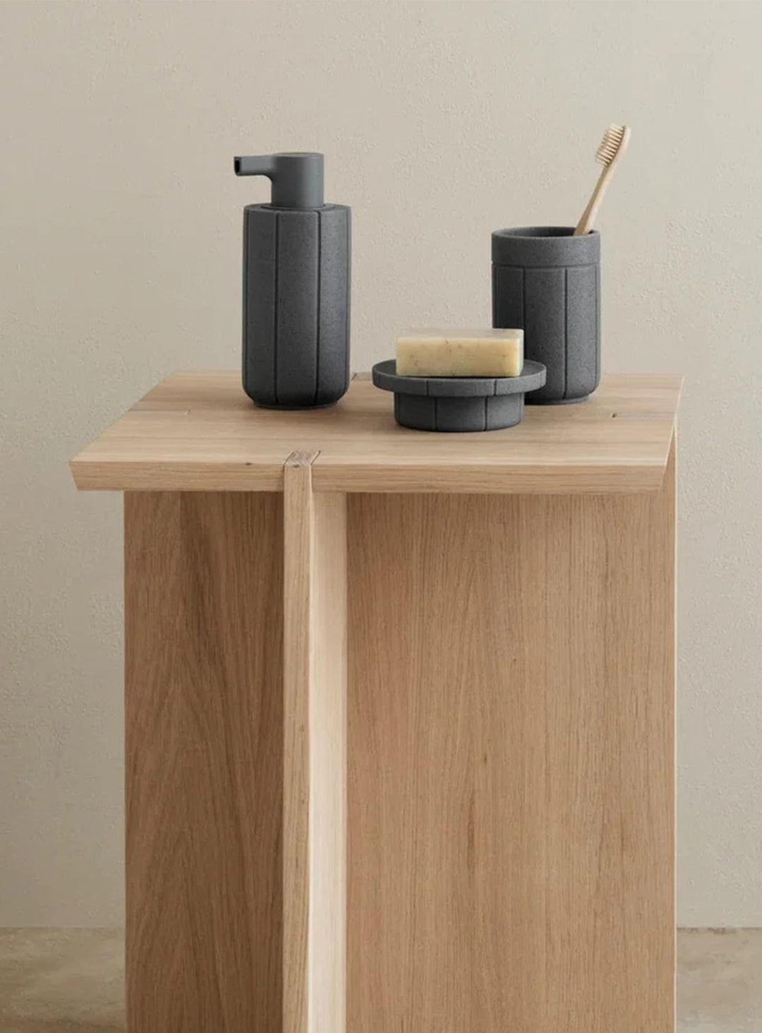 Porte-savon Blomus Kua en matière recyclée, une coupelle élégante et polyvalente pour la salle de bain. charbon