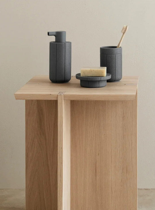 Porte-savon Blomus Kua en matière recyclée, une coupelle élégante et polyvalente pour la salle de bain. charbon