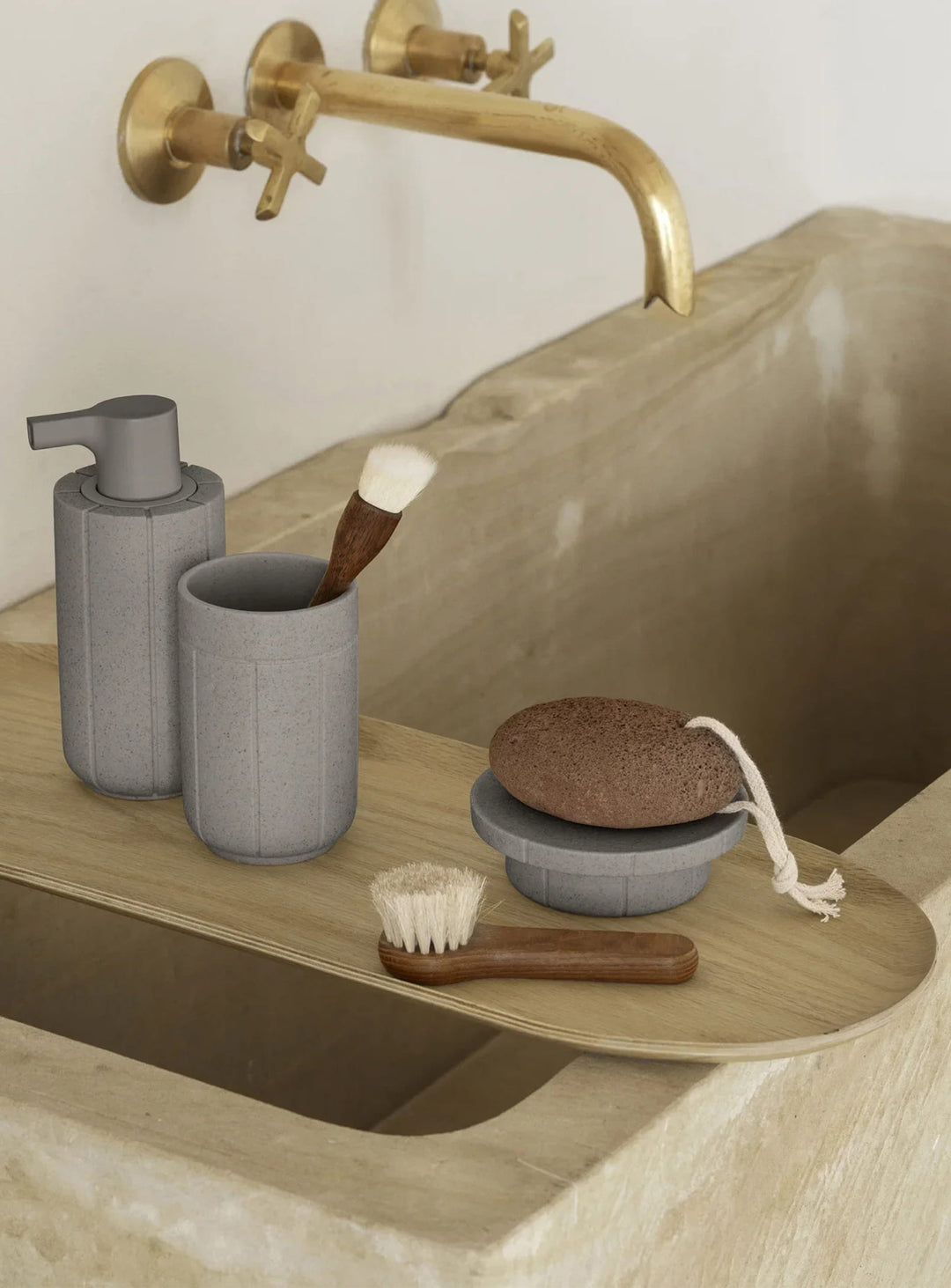 Porte-savon Blomus Kua de 11 cm au design minimaliste et au toucher agréable inspiré de la pierre. gris