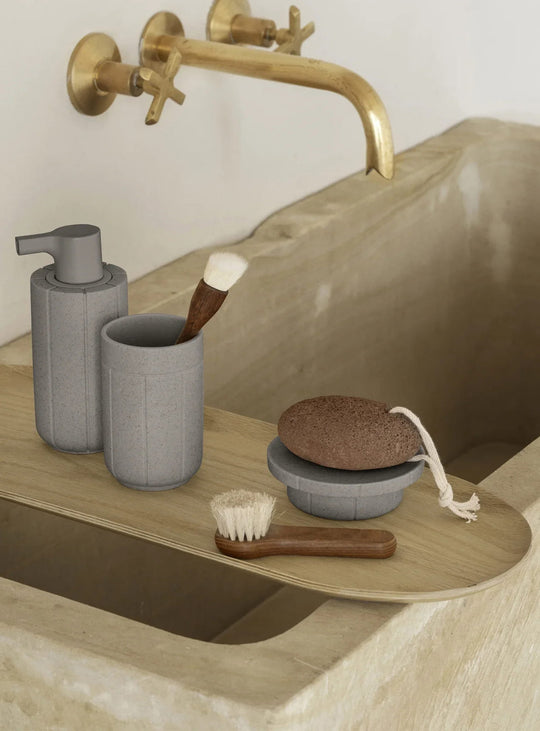 Porte-savon Blomus Kua de 11 cm au design minimaliste et au toucher agréable inspiré de la pierre. gris