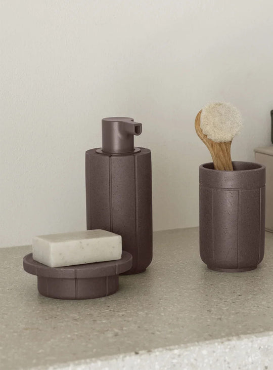 Porte-savon Kua de Blomus en polyrésine recyclée au design épuré et à l'aspect naturel de la pierre. cedre