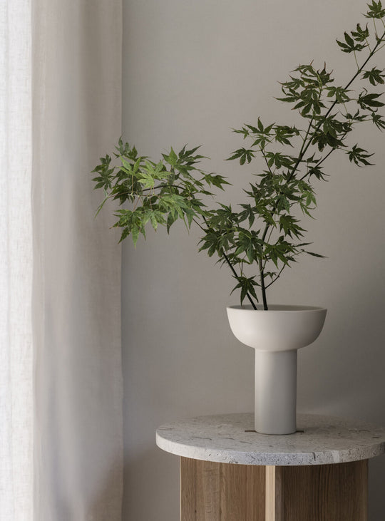 Vase Blomus Miyabi, idéal pour compositions florales artistiques. terre de lune