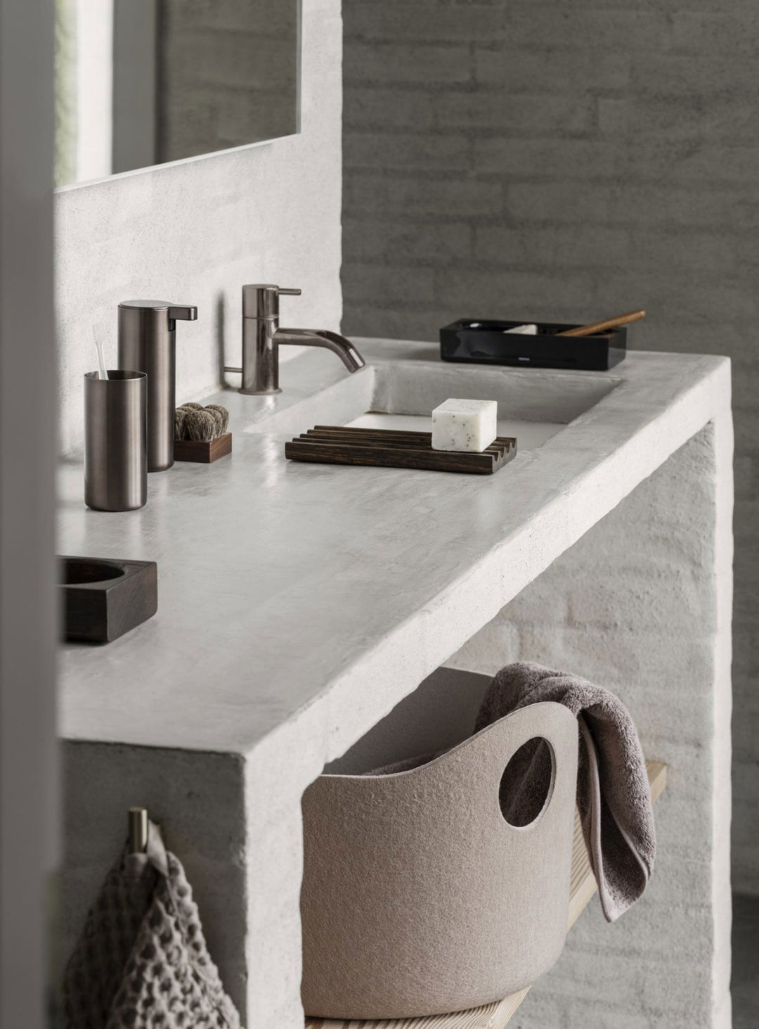 Distributeur de savon Blomus Modo, élégance minimaliste pour lavabo et spa. métal brulé