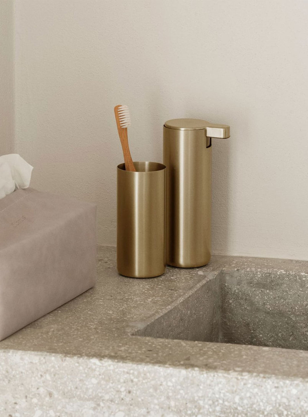 Gobelet pour brosses à dents Blomus Modo, base antidérapante et stable. laiton