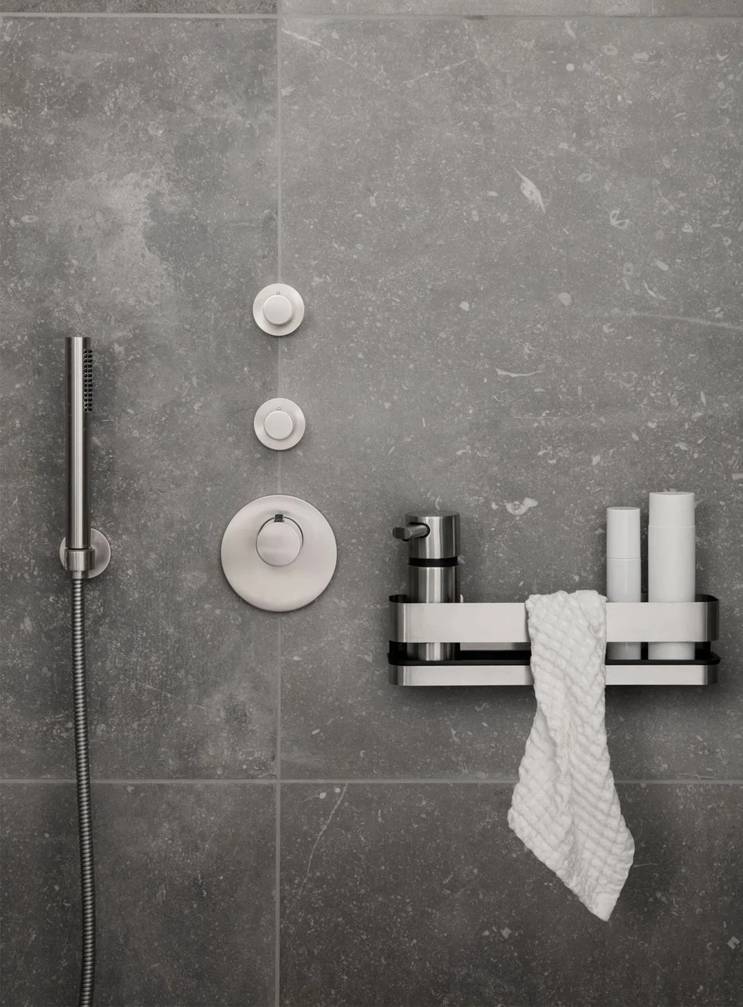 Panier de douche Nexio de Blomus en acier inoxydable, pratique et élégant pour organiser la douche.