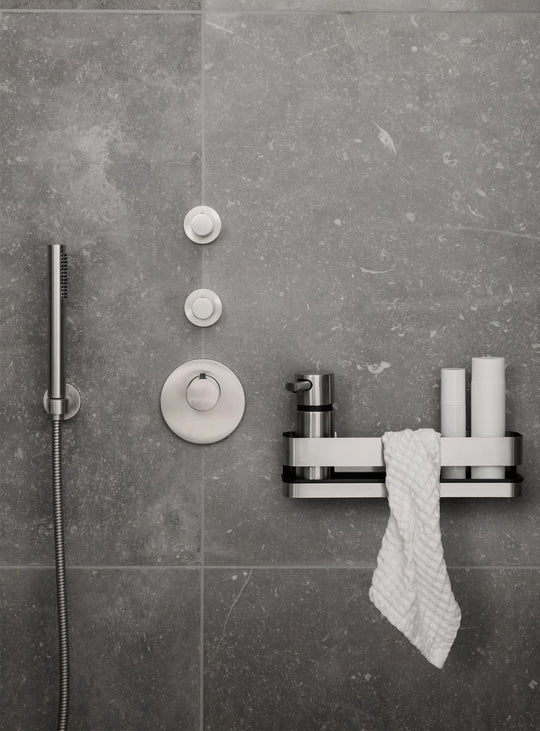 Panier de douche Nexio de Blomus en acier inoxydable, pratique et élégant pour organiser la douche.