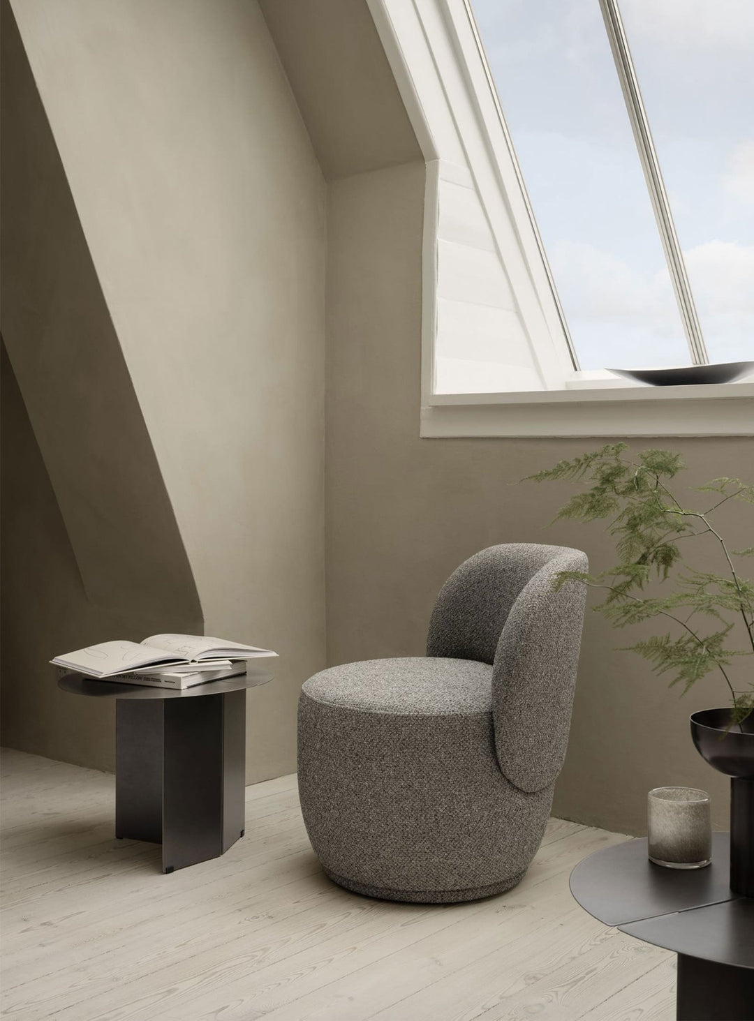 Table d’appoint Blomus Oru, montage sans outil et usage polyvalent. métal brulé