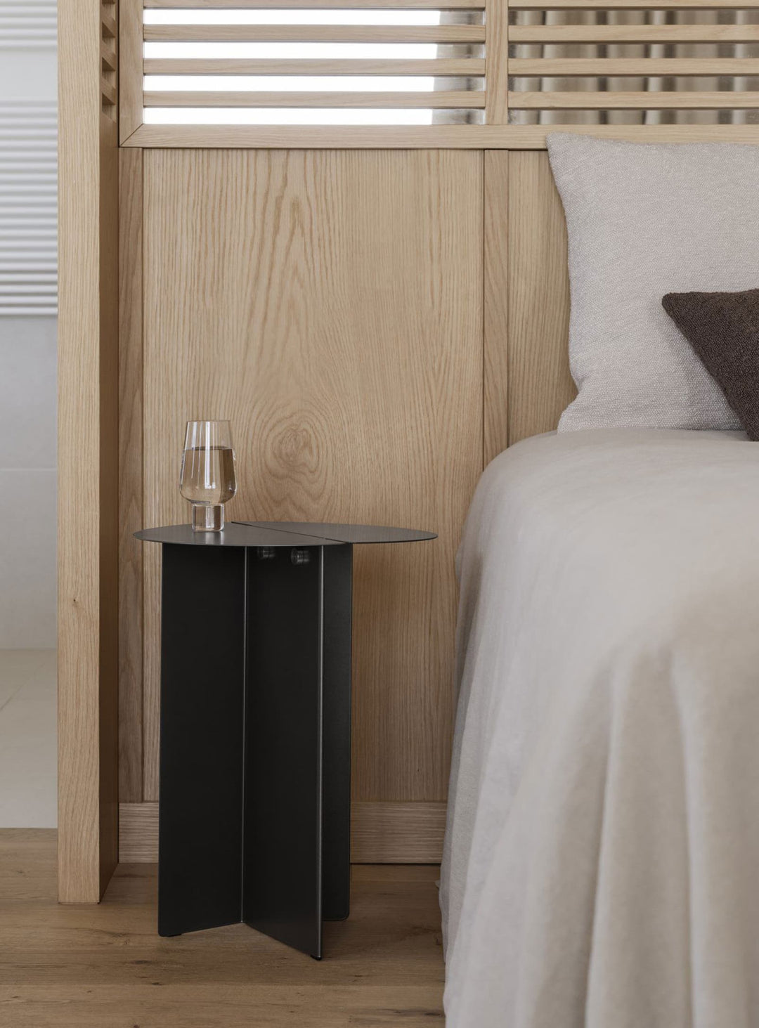 Table d’appoint Blomus Oru, design inspiré de l’origami japonais. noir