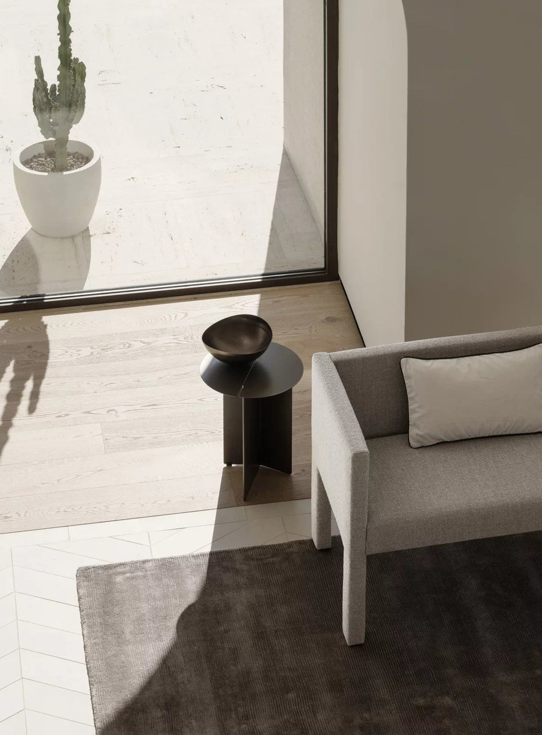 Table d’appoint Blomus Oru, parfaite comme table de chevet moderne. noir