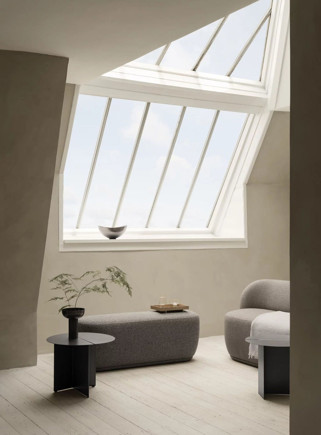 Table d’appoint Blomus Oru, design tridimensionnel au look sculptural. noir