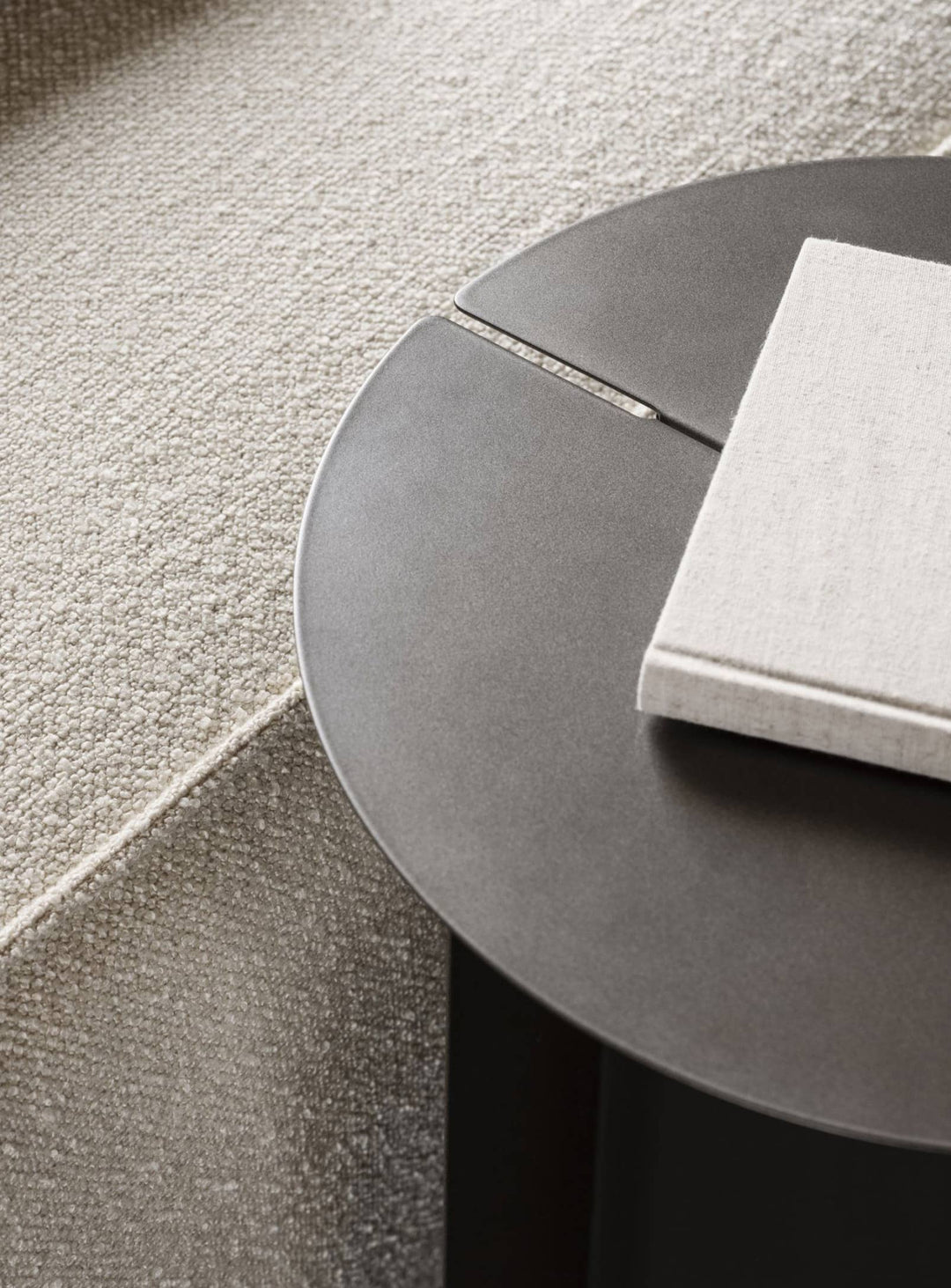 Table d’appoint Blomus Oru, minimalisme japonais et design européen. noir