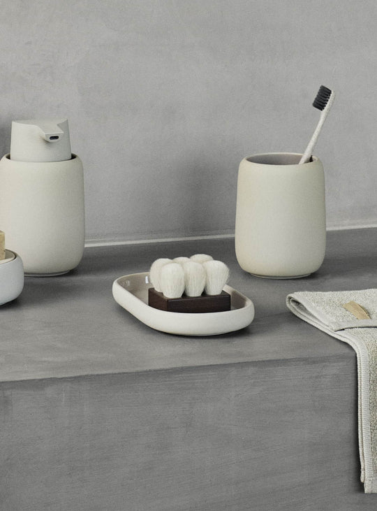 Plateau ovale SONO de blomus : design épuré pour organiser la salle de bain. Crème.